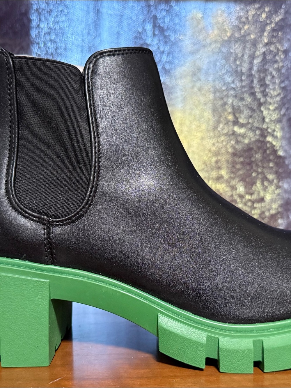 NWOT Steve Madden Howler Women's 8.5 Chelsea Ankle Boots Black/Green Lug Sole